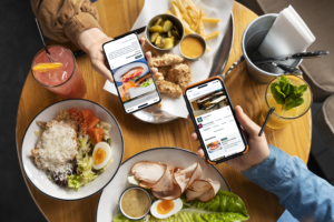 Dois celulares mostram aplicativos para restaurantes