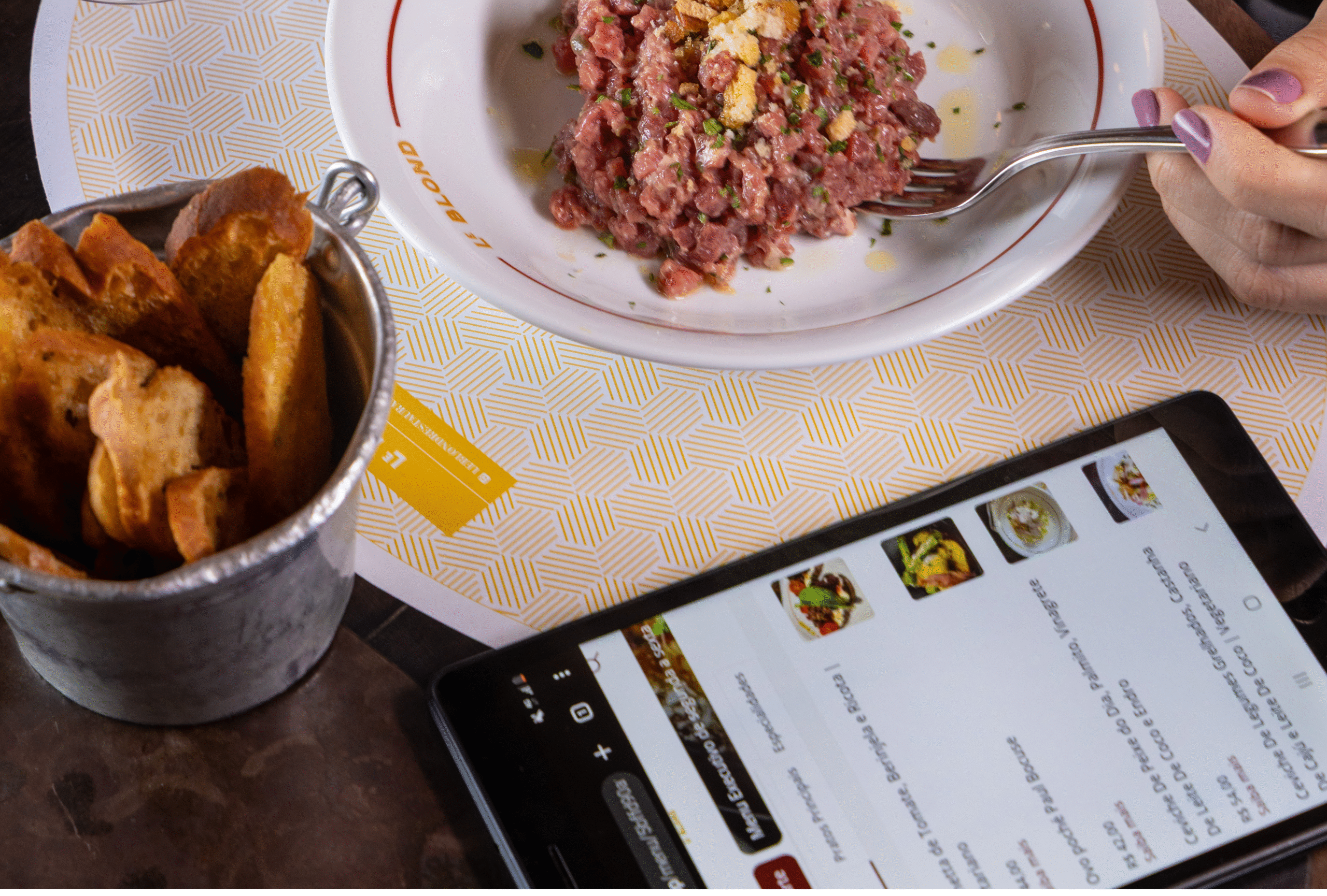 Mulher provando cardápio de inverno