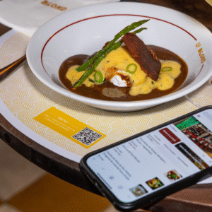 Prato ao lado de celular ilustra como montar um cardápio