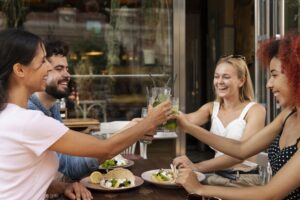 Hospitalidade para restaurantes com pessoas brindando