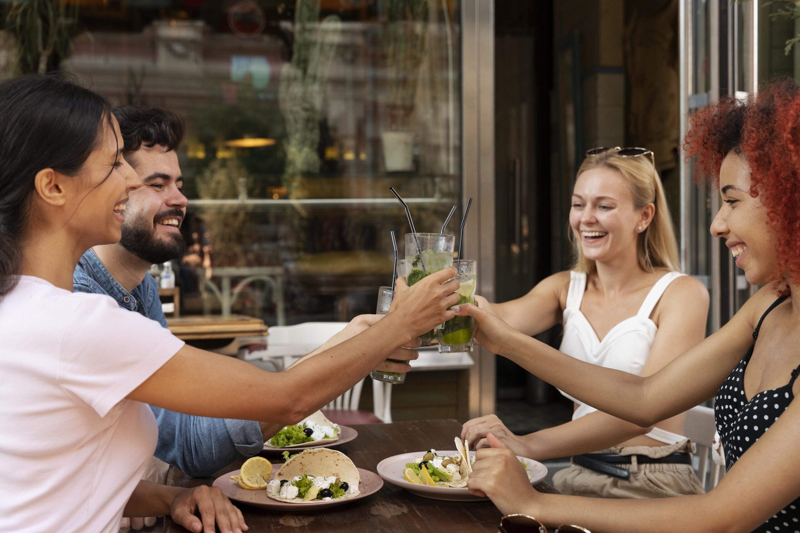 Hospitalidade para restaurantes com pessoas brindando