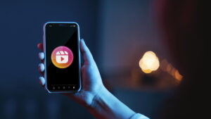 Mão segurando celular mostra dualidade entre TikTok ou Instagram