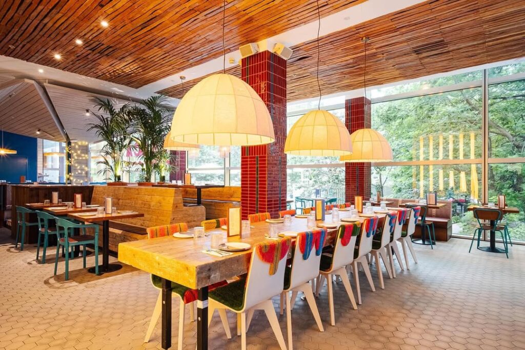 Interior do restaurante Wahaca, exemplo internacional de sustentabilidade e inovação em hospitalidade, ilustrando na prática o que é ESG no foodservice.