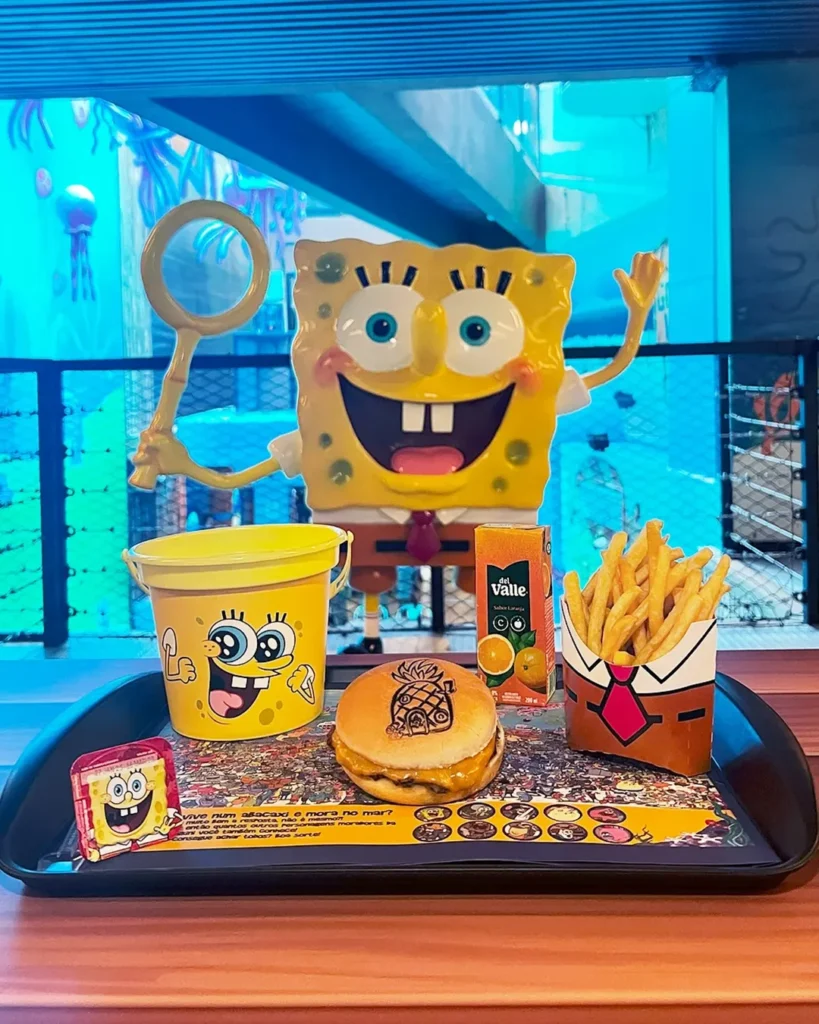 ambiente e comida de um restaurante temático