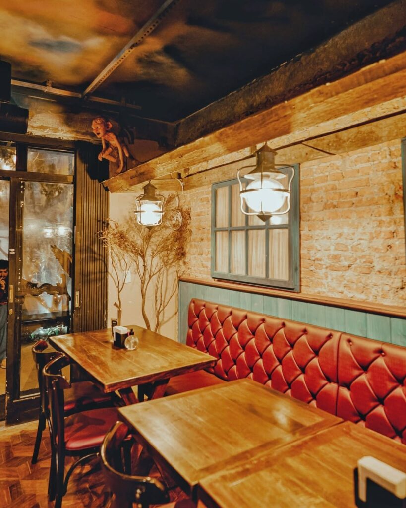 mesa dentro de um restaurante temático