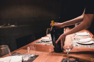 Mesa de restaurante com vinho, em contexto de taxa de rolha.