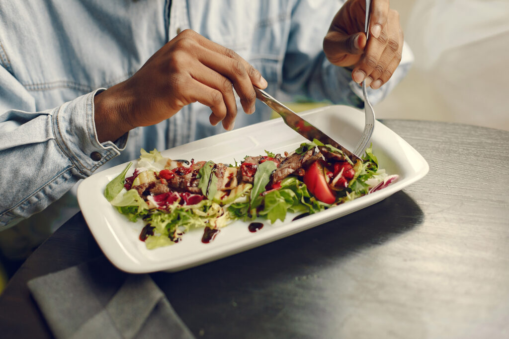 Homem comendo saudável em restaurante fitness