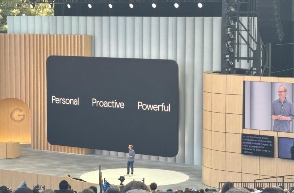 Apresentador no palco do Google I/A 2025