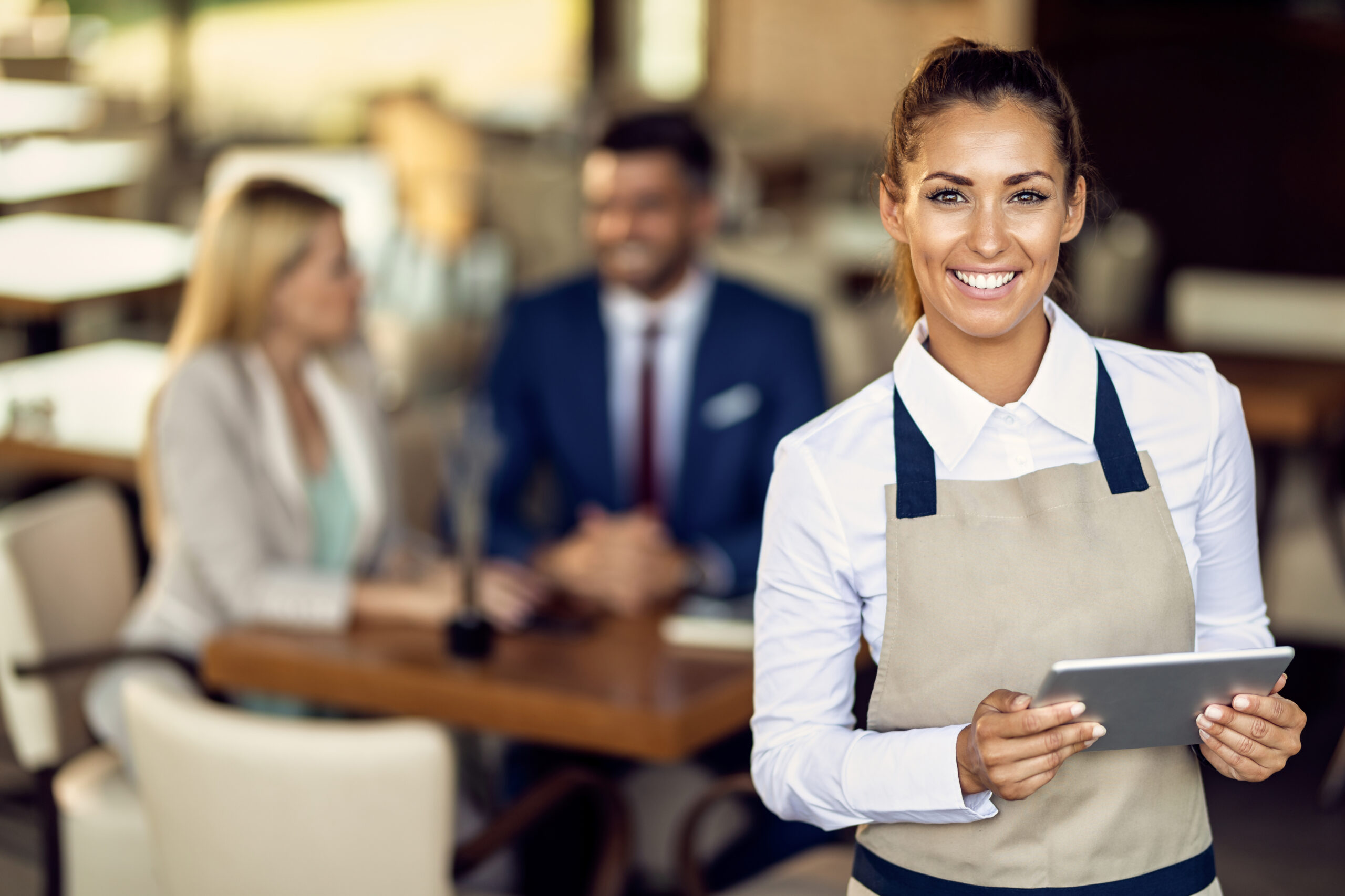 Jovem feliz em restaurante aprimorando o relacionamento com o cliente