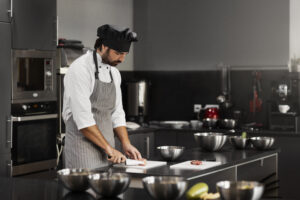 Chef trabalhando em uma dark kitchen