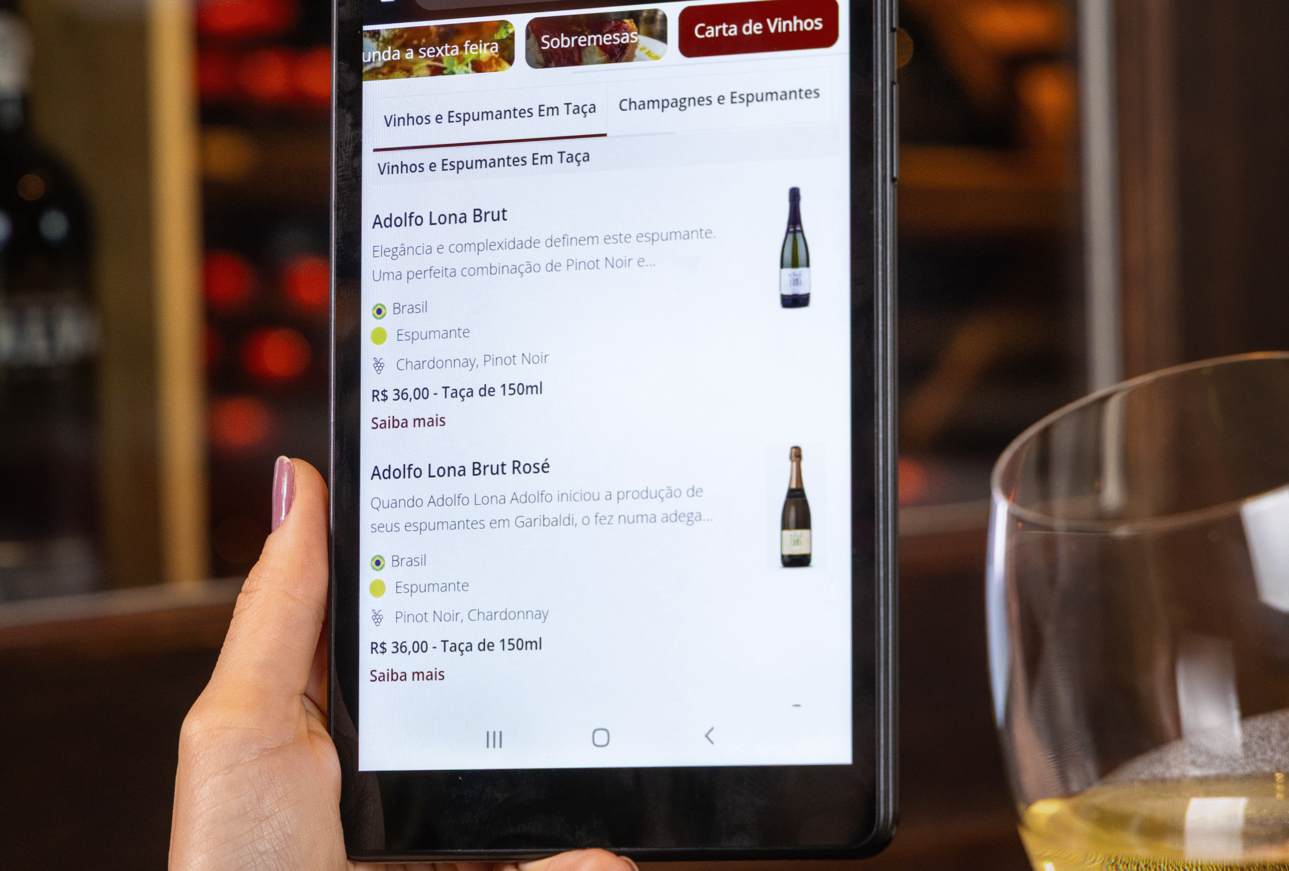 Mulher segurando carta de vinhos