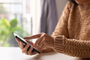 Mulher de marrom fazendo suas avaliações online