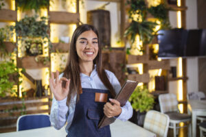 Mulher feliz por aumentar ticket médio do restaurante