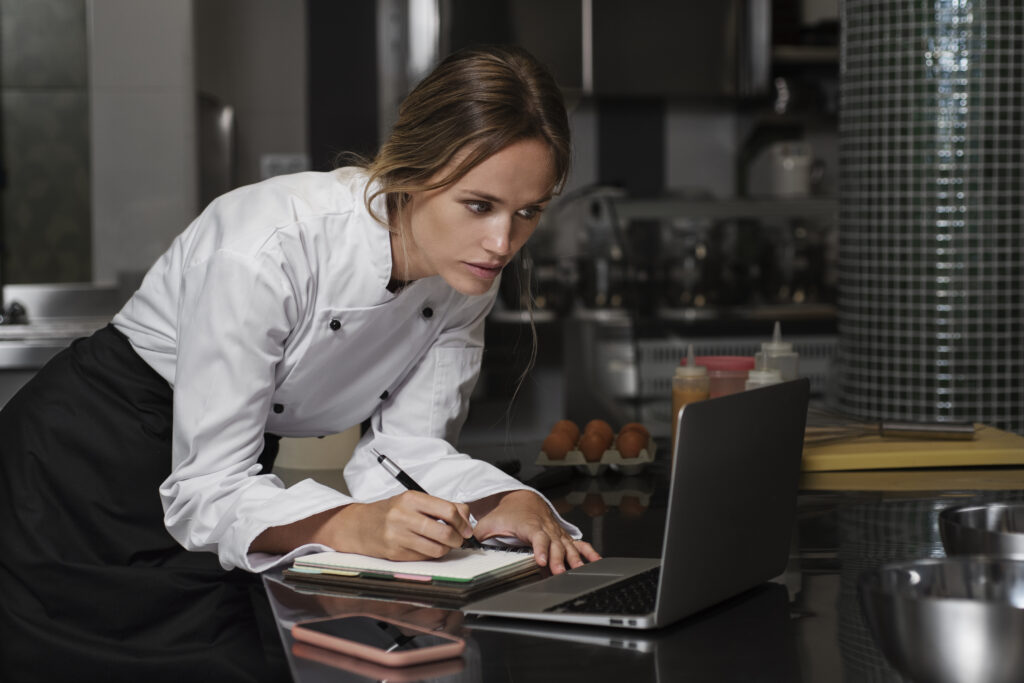 chef de cozinha fazendo um checklist de gestão de restaurante