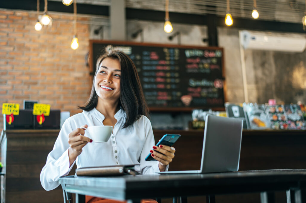 mulher sentada trabalhando e usando ferramentas de marketing para restaurantes
