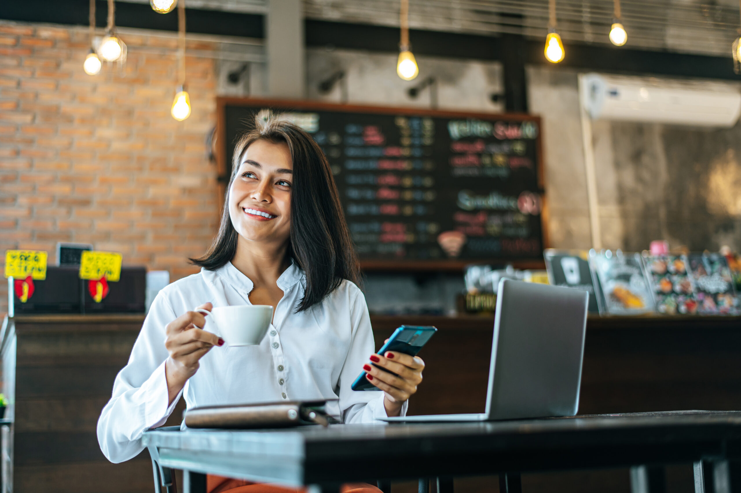 mulher sentada trabalhando e usando ferramentas de marketing para restaurantes