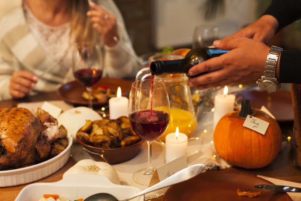 Família celebrando Halloween em restaurante
