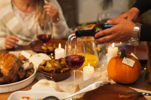 Família celebrando Halloween em restaurante